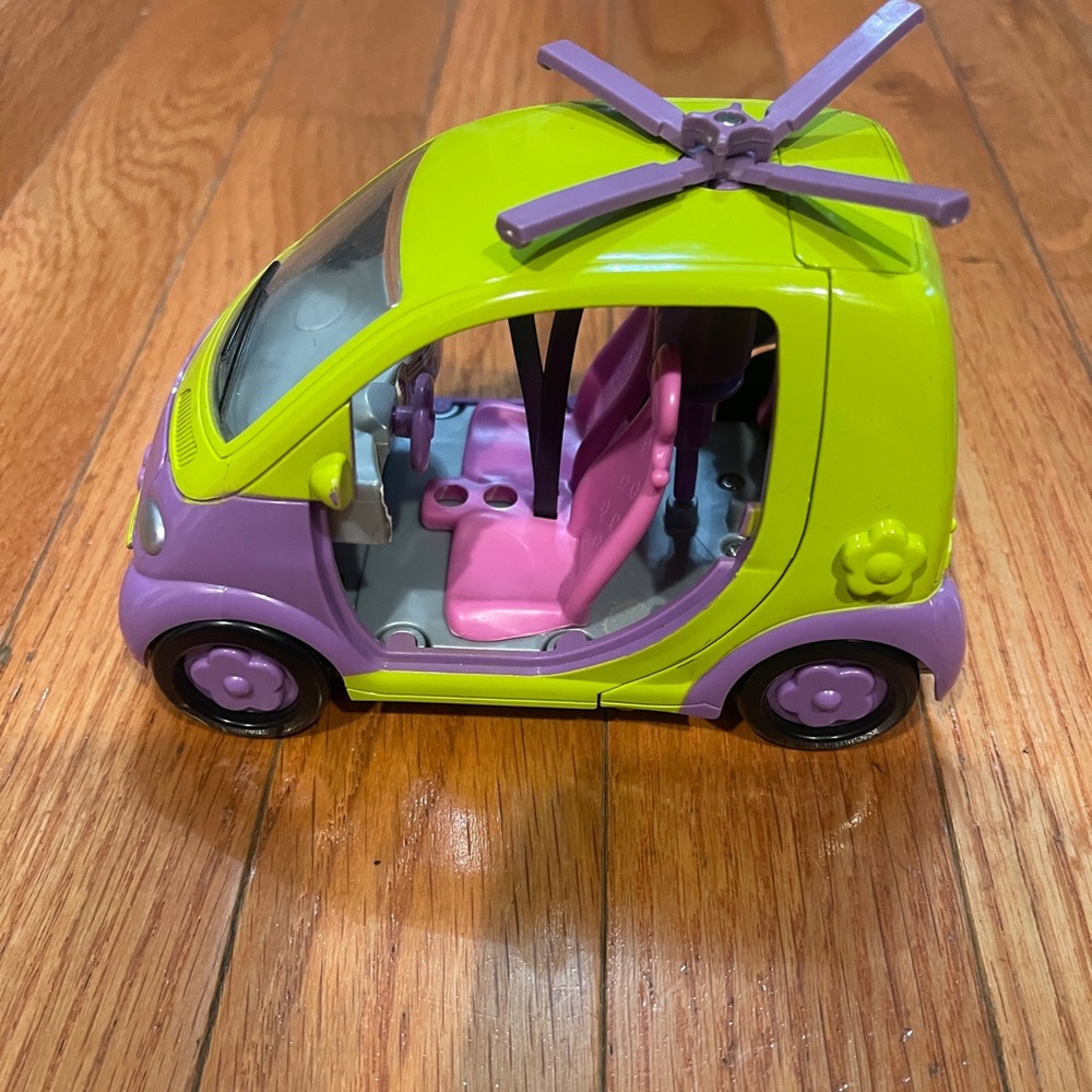 Polly Pocket Heli-car-pter vehicle, a collectible toy produced by Mattel in 2004